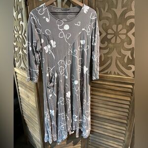 Chalet Et Ceci Gray/White Floral Graphics Crinkle Jersey Asymmetrical Lagenlook